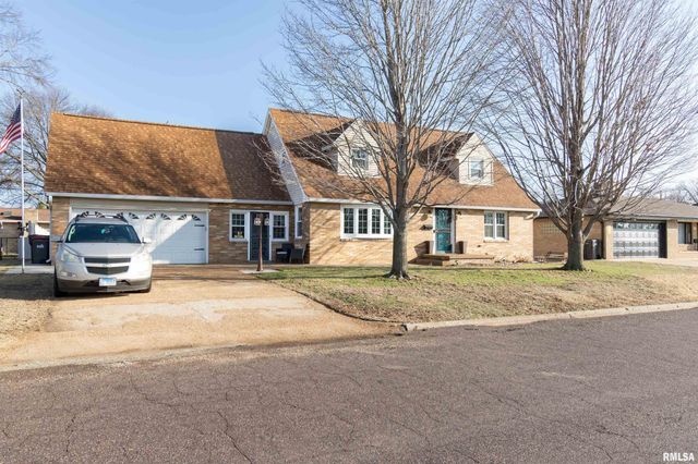 305 DELSHIRE Avenue, Pekin, IL 61554