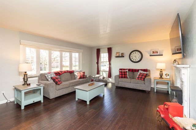 305 DELSHIRE Avenue, Pekin, IL 61554