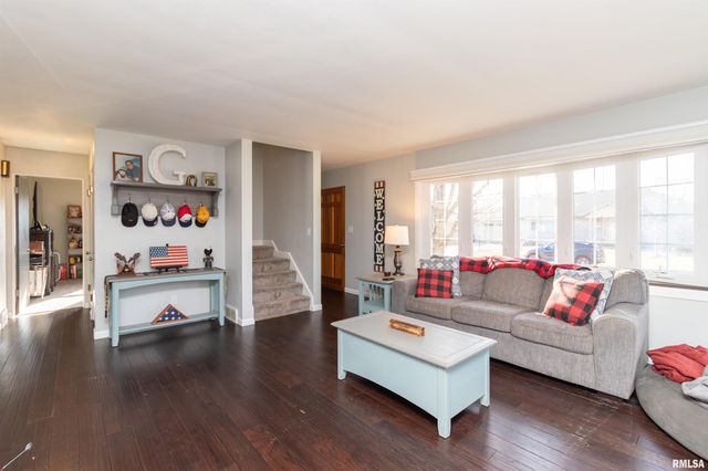 305 DELSHIRE Avenue, Pekin, IL 61554