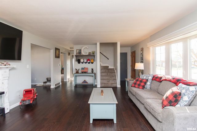 305 DELSHIRE Avenue, Pekin, IL 61554