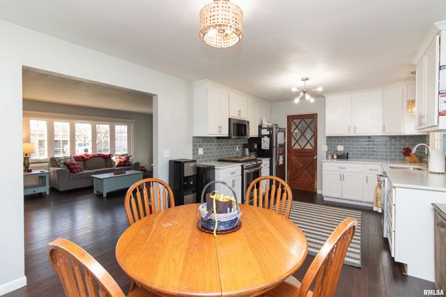 305 DELSHIRE Avenue, Pekin, IL 61554