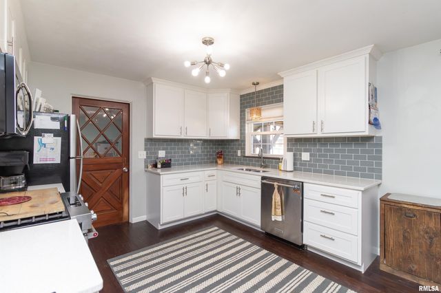 305 DELSHIRE Avenue, Pekin, IL 61554