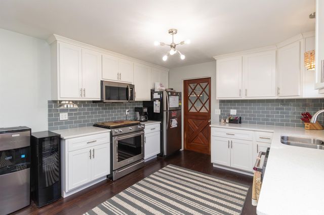 305 DELSHIRE Avenue, Pekin, IL 61554