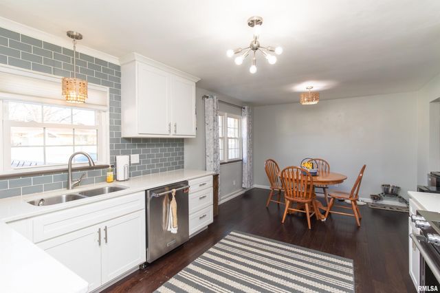 305 DELSHIRE Avenue, Pekin, IL 61554