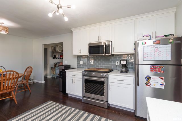 305 DELSHIRE Avenue, Pekin, IL 61554