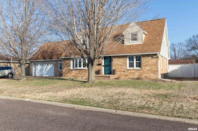 305 DELSHIRE Avenue, Pekin, IL 61554