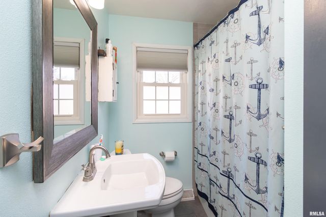 305 DELSHIRE Avenue, Pekin, IL 61554