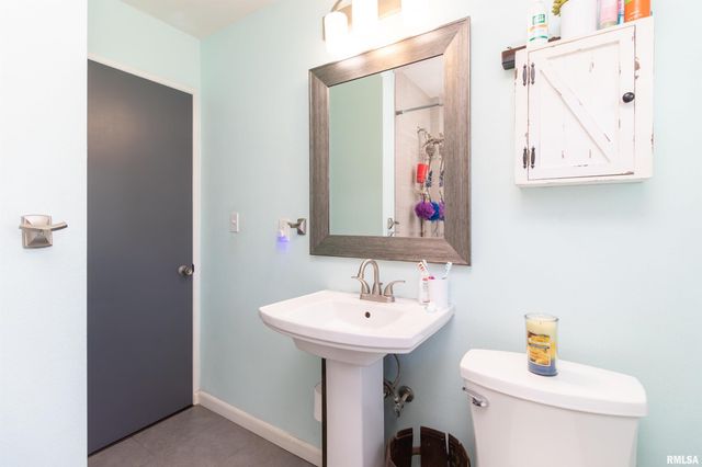 305 DELSHIRE Avenue, Pekin, IL 61554