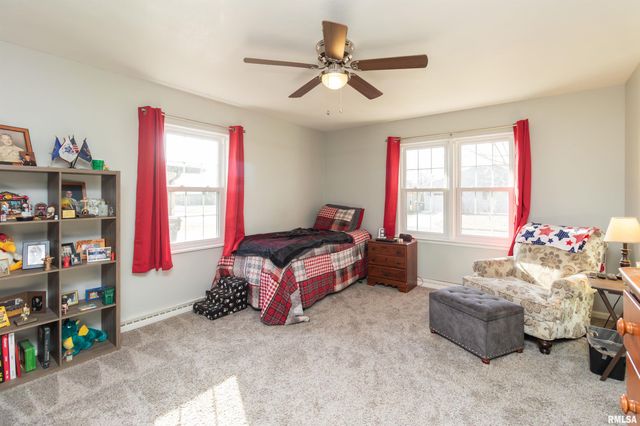 305 DELSHIRE Avenue, Pekin, IL 61554