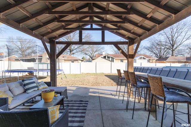 305 DELSHIRE Avenue, Pekin, IL 61554