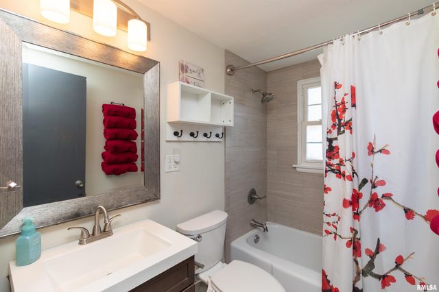 305 DELSHIRE Avenue, Pekin, IL 61554