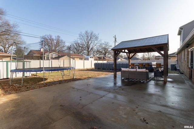 305 DELSHIRE Avenue, Pekin, IL 61554