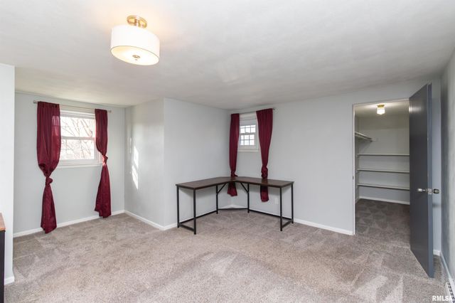 305 DELSHIRE Avenue, Pekin, IL 61554