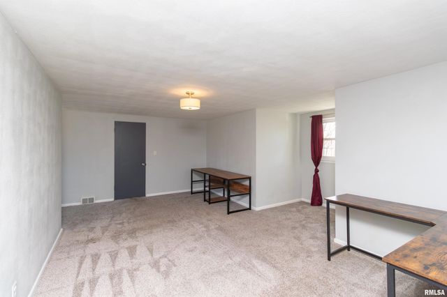 305 DELSHIRE Avenue, Pekin, IL 61554