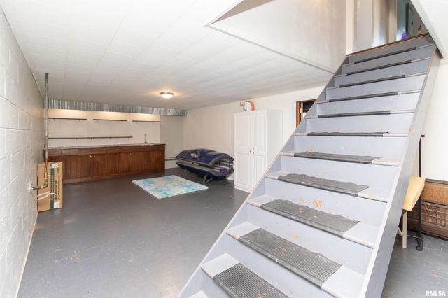 305 DELSHIRE Avenue, Pekin, IL 61554