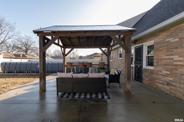 305 DELSHIRE Avenue, Pekin, IL 61554