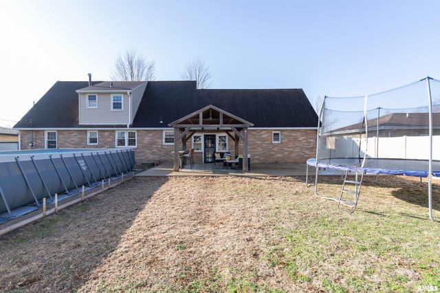 305 DELSHIRE Avenue, Pekin, IL 61554