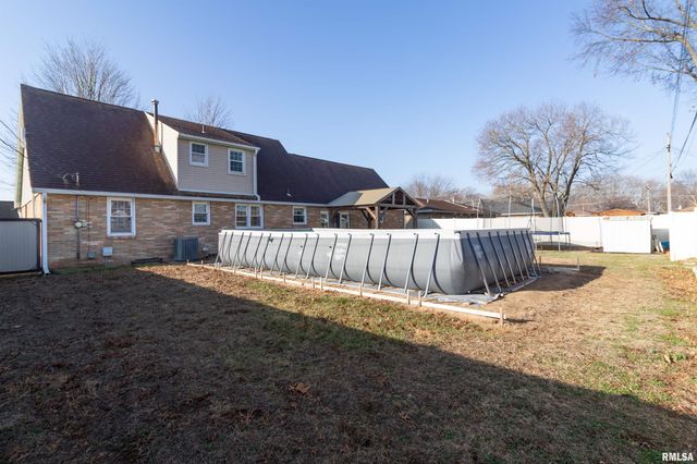 305 DELSHIRE Avenue, Pekin, IL 61554