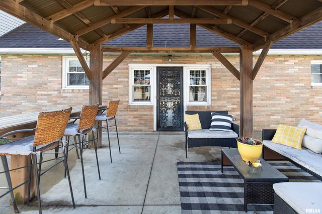 305 DELSHIRE Avenue, Pekin, IL 61554