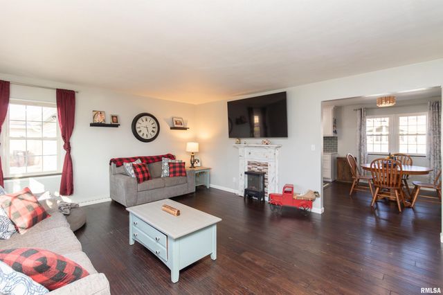 305 DELSHIRE Avenue, Pekin, IL 61554