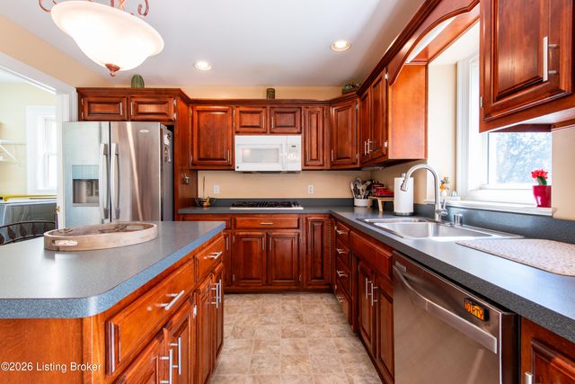 4703 Grand Dell Dr, Crestwood, KY 40014