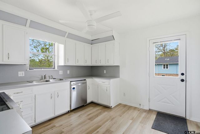 7296 E Panorama Dr, Frankston, TX 75763