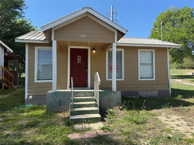 909 E Market ST, Lockhart, TX 78644