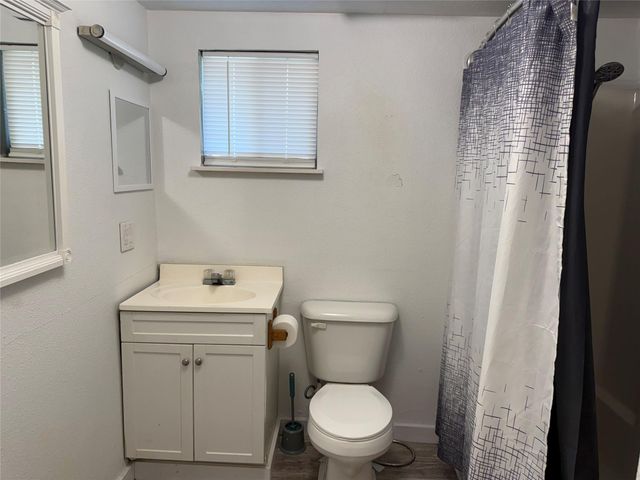 909 E Market ST, Lockhart, TX 78644