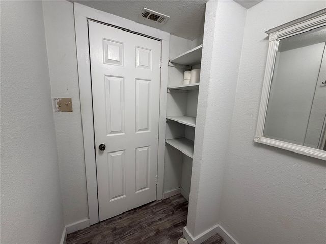 909 E Market ST, Lockhart, TX 78644