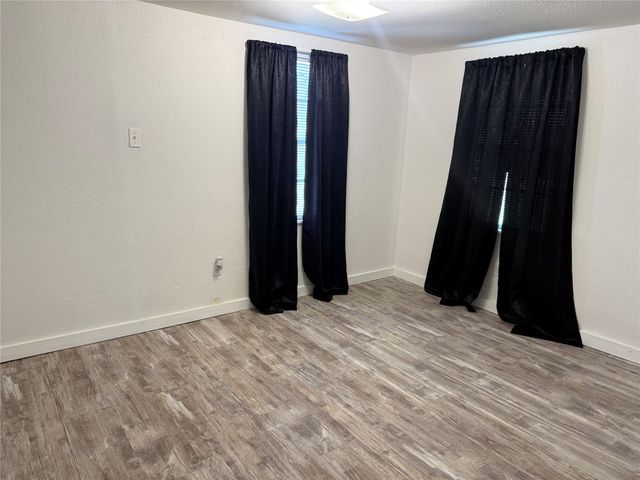 909 E Market ST, Lockhart, TX 78644