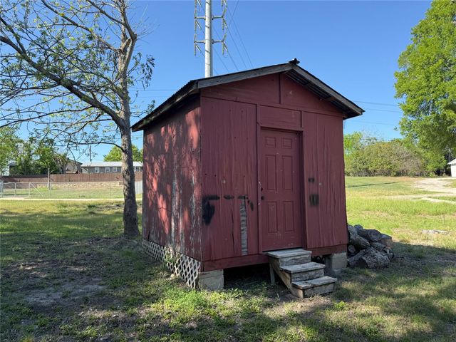 909 E Market ST, Lockhart, TX 78644