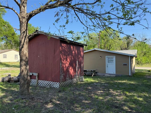 909 E Market ST, Lockhart, TX 78644