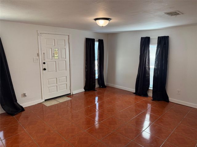 909 E Market ST, Lockhart, TX 78644