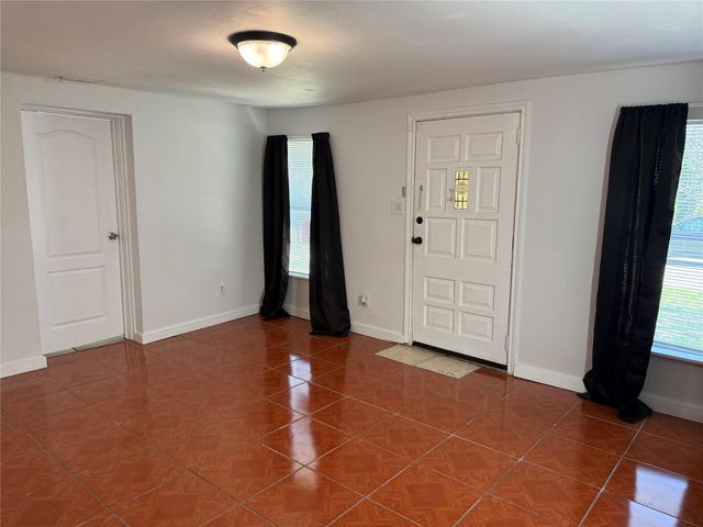 909 E Market ST, Lockhart, TX 78644