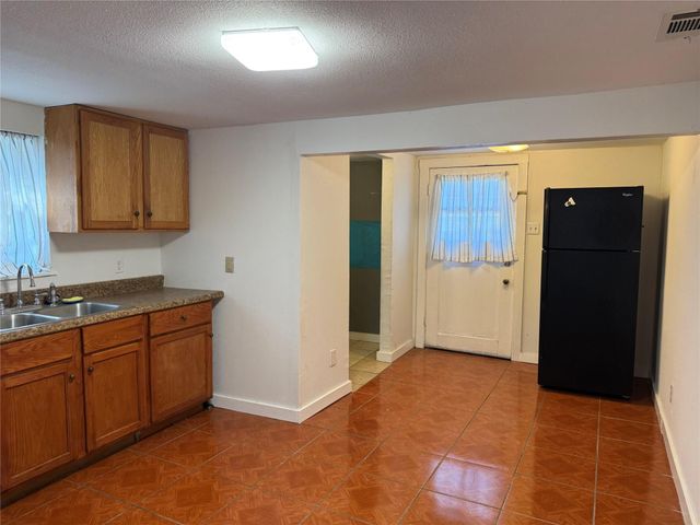 909 E Market ST, Lockhart, TX 78644