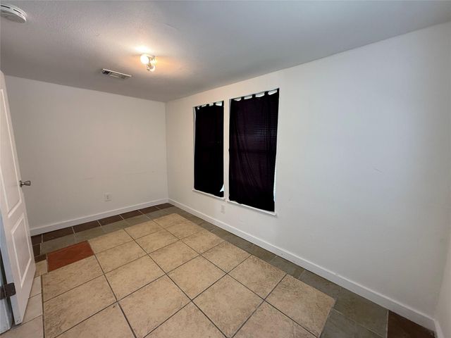 909 E Market ST, Lockhart, TX 78644