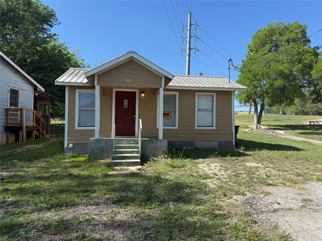 909 E Market ST, Lockhart, TX 78644
