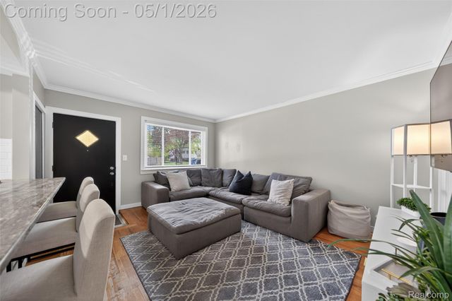 1118 W Elmwood Avenue, Clawson, MI 48017
