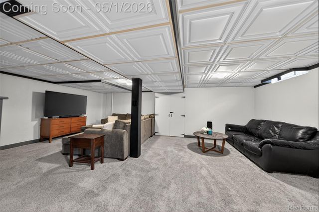 1118 W Elmwood Avenue, Clawson, MI 48017