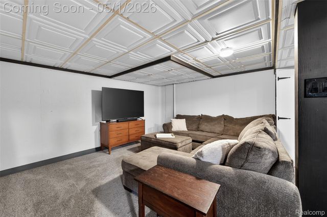 1118 W Elmwood Avenue, Clawson, MI 48017