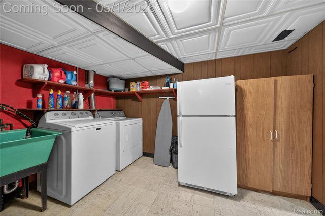 1118 W Elmwood Avenue, Clawson, MI 48017