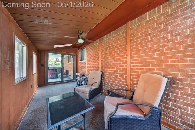 1118 W Elmwood Avenue, Clawson, MI 48017