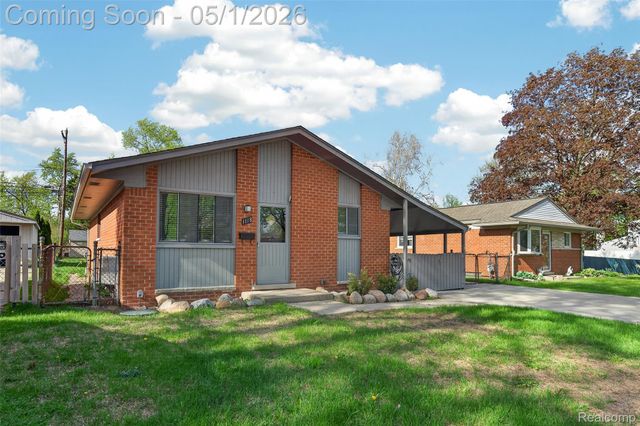 1118 W Elmwood Avenue, Clawson, MI 48017