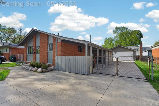 1118 W Elmwood Avenue, Clawson, MI 48017