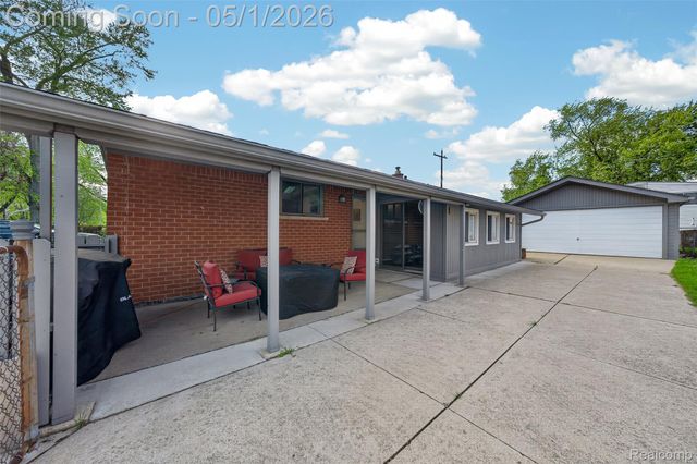 1118 W Elmwood Avenue, Clawson, MI 48017