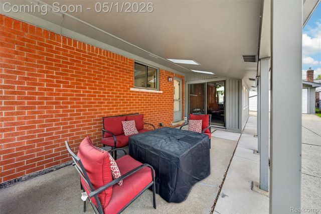 1118 W Elmwood Avenue, Clawson, MI 48017