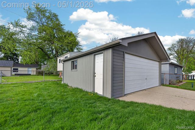 1118 W Elmwood Avenue, Clawson, MI 48017