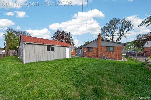 1118 W Elmwood Avenue, Clawson, MI 48017