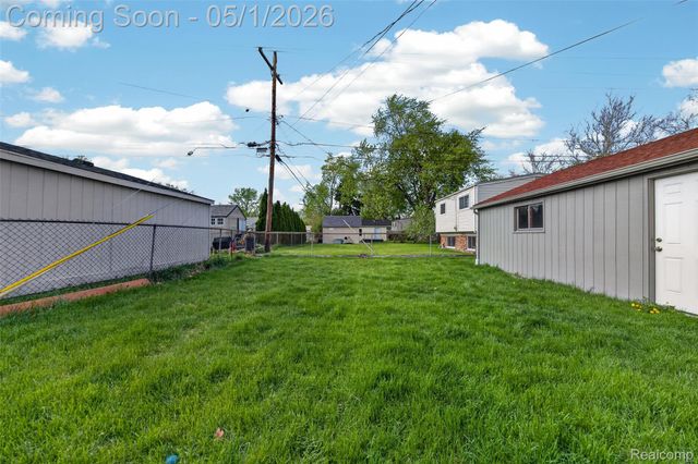 1118 W Elmwood Avenue, Clawson, MI 48017