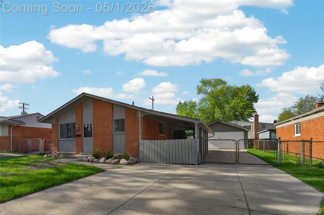1118 W Elmwood Avenue, Clawson, MI 48017
